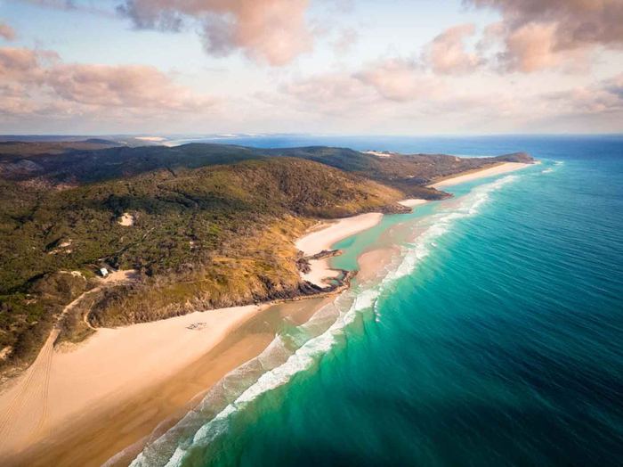 75 Mile Beach Fraser Island, iconic shipwreck on sandy shore